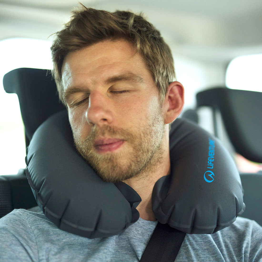 Inflatable travel outlet pillow